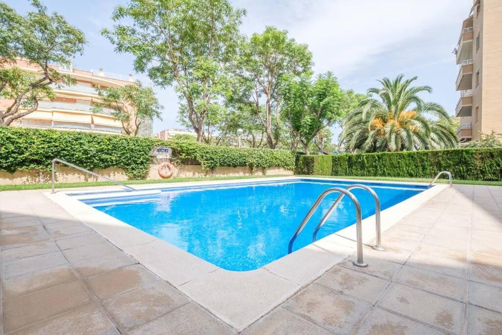 Apartamento En Complejo Residencial, Con Piscina. 萨洛 外观 照片