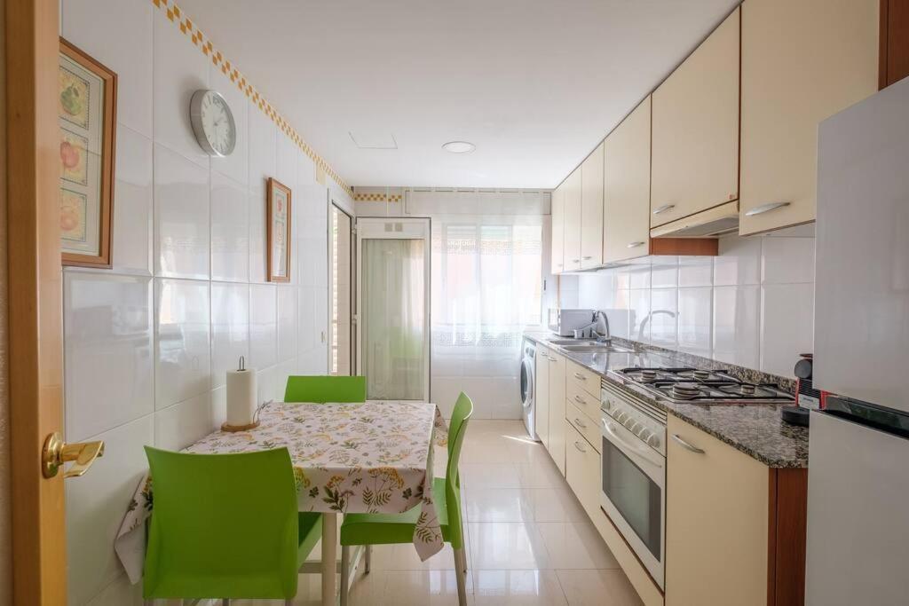 Apartamento En Complejo Residencial, Con Piscina. 萨洛 外观 照片